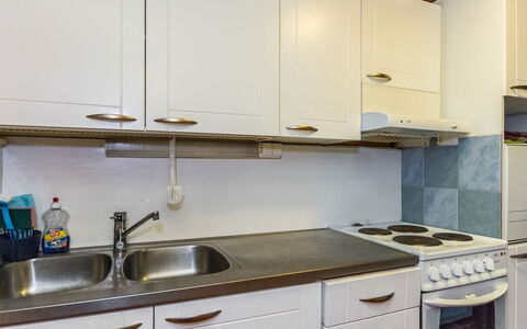 Iltarusko: Küche, Küchengerät, Countertop, Major Appliance, Spüle, Cabinetry, Holz, Sinken, Interior Design, Armatur