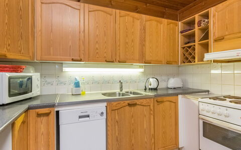 Suvituuli: Küche, Holz, Cabinetry, Flooring, Countertop, Interior Design, Küchengerät, Fussboden, Decke, Major Appliance