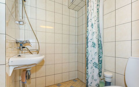 Hevonkuusi: Armatur, Flooring, Interior Design, Badezimmer, Fussboden, Installation, Zimmer, Bad Sink, Sinken, Zapfhahn