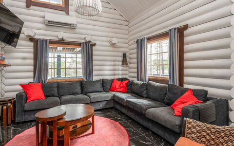Villa Assi: Holz, Interior Design, Decke, Möbel, Fussboden, Flooring, Zuhause, Couch, Zimmer, Wohnzimmer