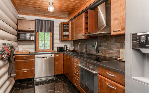 Villa Assi: Küche, Flooring, Countertop, Küchengerät, Holz, Möbel, Interior Design, Fussboden, Major Appliance, Cabinetry