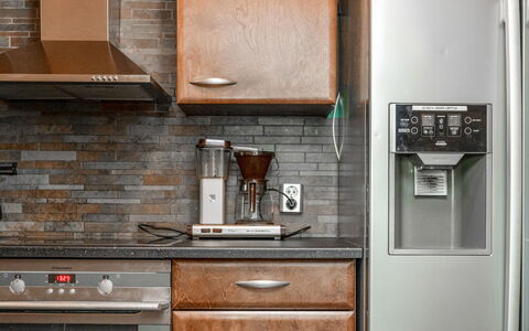 Villa Assi: Küchengerät, Küche, Major Appliance, Haushaltsgerät, Cabinetry, Countertop, Holz, Kühlschrank, Flooring, Interior Design
