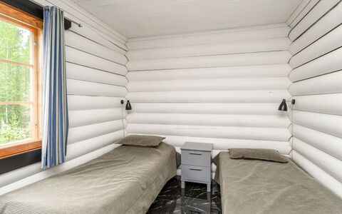Villa Assi: Holz, Schlafzimmer, Hartholz, Bett, Holzbeize, Bettrahmen, Planke, Bettdecke, Bedding, Blockhaus