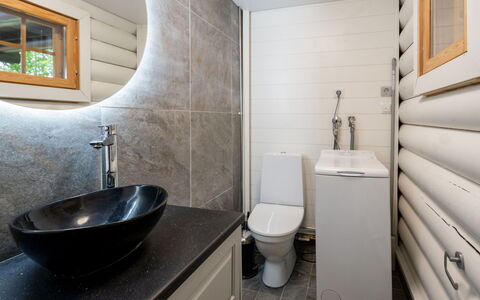 Villa Assi: Flooring, Armatur, Badezimmer, Interior Design, Fussboden, Sinken, Bad Sink, Zapfhahn, Installation, Zuhause