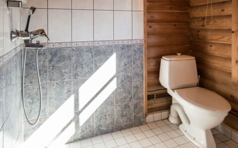 Kiimalammi: Flooring, Armatur, Fussboden, Holz, Badezimmer, Installation, Interior Design, Zapfhahn, Zimmer, Sinken