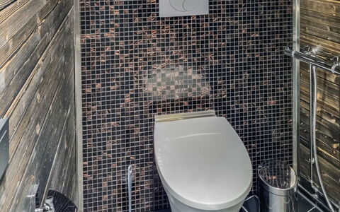 Minervahovi: Toilleten Sitz, Toilette, Armatur, Flooring, Badezimmer, Fussboden, Fliese, Interior Design, Installation, Verbundwerkstoff