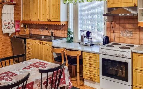 Minervahovi: Küche, Möbel, Interior Design, Holz, Major Appliance, Küchengerät, Flooring, Cabinetry, Countertop, Herd