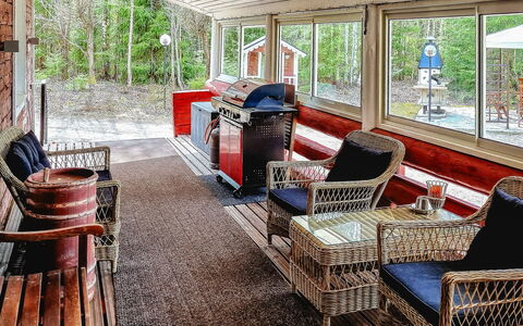 Minervahovi: Möbel, Interior Design, Decke, Stuhl, Couch, Gartenmöbel, Hartholz, Wohnzimmer, Holzbeize, Kaffetisch