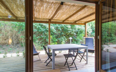 Deluxe: Eigentum, Zimmer, Veranda, Gebäude, Haus, Schatten, Interior Design, Grundeigentum, Möbel, Zuhause