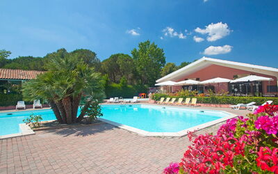 Marina Di Bibbona 151: Schwimmbad, Eigentum, Resort, Gebäude, Grundeigentum, Urlaub, Freizeit, Ferienort, Himmel, Haus