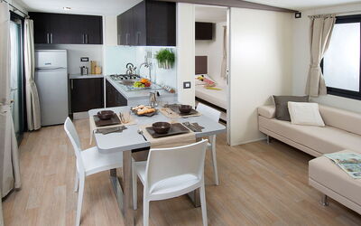Gineprino 150.3: Zimmer, Möbel, Eigentum, Interior Design, Wohnzimmer, Fussboden, Gebäude, Tabelle, Holzboden, Haus