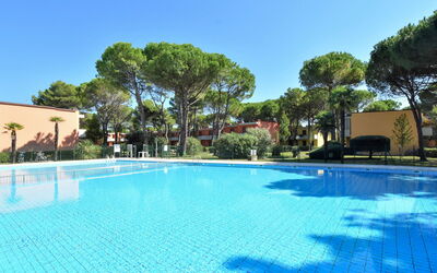 Bibione 380: Wasser, Himmel, Gebäude, Pflanze, Daytime, Eigentum, Schwimmbad, Azurblau, Baum, Schatten