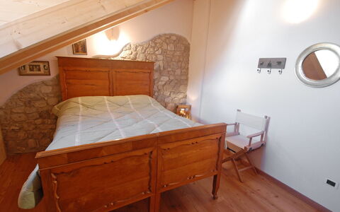 Barcis Lake 100: Zimmer, Bett, Möbel, Schlafzimmer, Eigentum, Bettrahmen, Dachboden, Fussboden, Holzbeize, Matratze