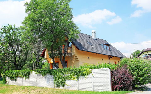 Albizia: Eigentum, Haus, Zuhause, Baum, Wohngebiet, Gebäude, Hütte, Nachbarschaft, Grundeigentum, Ländliches Gebiet