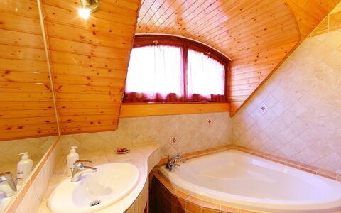 Albizia: Eigentum, Zimmer, Badezimmer, Gebäude, Interior Design, Jacuzzi, Haus, Grundeigentum, Die Architektur, Badewanne