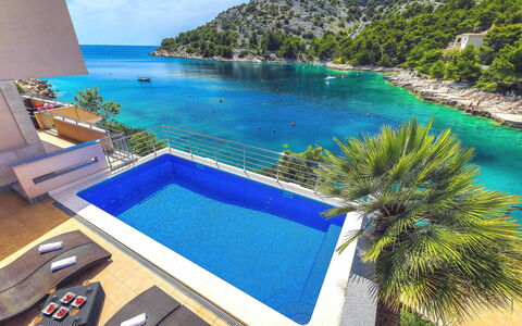 Villa Silvana: Eigentum, Schwimmbad, Azurblau, Natürliche Landschaft, Urlaub, Bucht, Resort, Grundeigentum, Karibik, Haus
