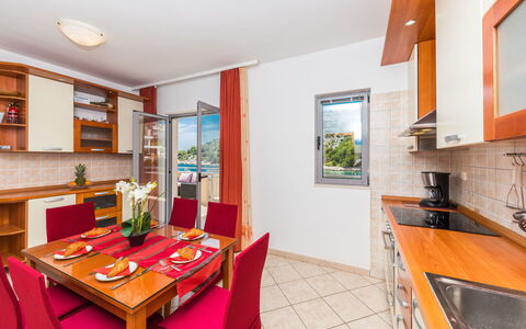 Villa Silvana: Eigentum, Zimmer, Gebäude, Grundeigentum, Möbel, Interior Design, Haus, Küche, Tabelle, Esszimmer