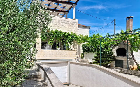 Bila Vila: Wand, Schatten, Beton, Balkon, Hazienda, Blumentopf, Zimmerpflanze, Daylighting, Hof