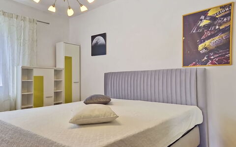 Bila Vila: Bett, Möbel, Schlafzimmer, Bedding, Bettdecke, Interior Design, Holz, Linens, Fussboden, Flooring