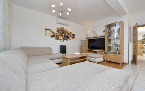Bila Vila: Bilderrahmen, Couch, Möbel, Holz, Wohnzimmer, Komfort, Beleuchtung, Gebäude, Interior Design, Zimmerpflanze