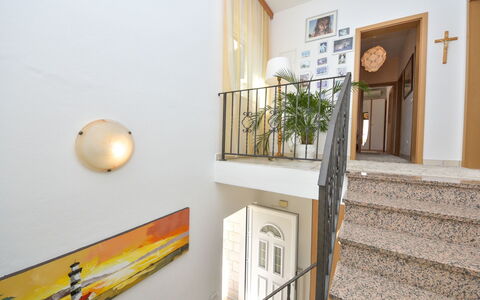 Bila Vila: Eigentum, Zimmer, Haus, Grundeigentum, Gelb, Wand, Zuhause, Interior Design, Fussboden, Gebäude
