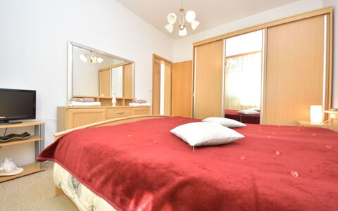Bila Vila: Schlafzimmer, Bett, Möbel, Bettdecke, Zimmer, Eigentum, Matratze, Bedding, Interior Design, Fussboden