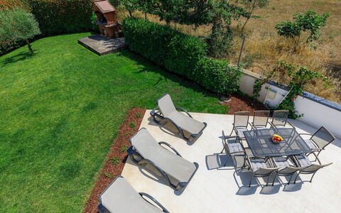 Lana: Pflanze, Grundstueck, Urban Design, Gras, Biome, Ground, Landschaft, Grundeigentum, Gartenmöbel, Blumentopf