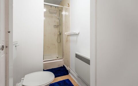 Inverness 101: Armatur, Toilette, Gebäude, Toilleten Sitz, Badezimmer, Tür, Duschtür, Flooring, Fussboden