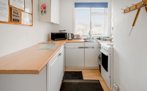 Inverness 101: Cabinetry, Eigentum, Spüle, Holz, Küchengerät, Fenster, Interior Design, Küche, Fussboden