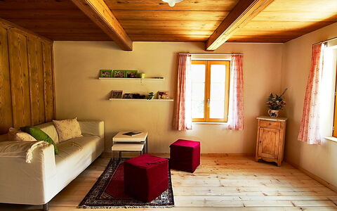 Egggraben: Decke, Zimmer, Interior Design, Gebäude, Eigentum, Möbel, Strahl, Haus, Fussboden, Holz