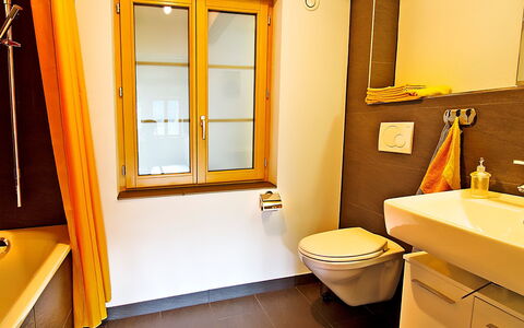 Egggraben: Badezimmer, Zimmer, Eigentum, Gelb, Interior Design, Fussboden, Gebäude, Armatur, Badezimmerschrank, Haus