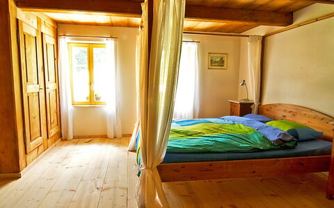 Egggraben: Zimmer, Möbel, Bett, Schlafzimmer, Eigentum, Fussboden, Interior Design, Gebäude, Hartholz, Bettrahmen