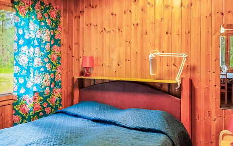 Kanerva 6: Holz, Schlafzimmer, Möbel, Bett, Interior Design, Bettdecke, Textil, Bedding, Bettrahmen, Zimmer