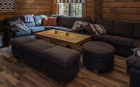 Tahkonbalju: Möbel, Flooring, Holz, Interior Design, Fussboden, Couch, Wohnzimmer, Holzboden, Zimmer, Braun