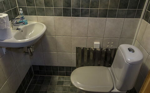 Tahkonbalju: Badezimmer, Toilleten Sitz, Armatur, Flooring, Toilette, Fussboden, Interior Design, Fliese, Bad Sink, Installation
