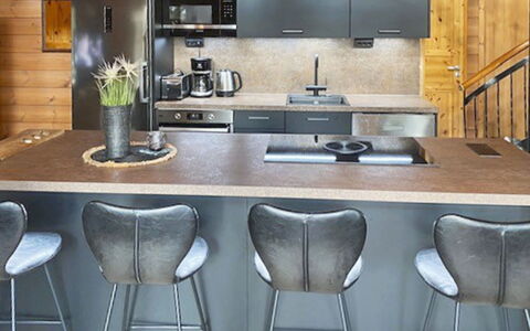 Tahkonbalju: Möbel, Flooring, Küche, Holz, Interior Design, Countertop, Fussboden, Barhocker, Küchengerät, Stuhl