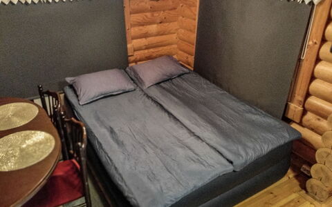 Erätorsa: Holz, Schlafzimmer, Fussboden, Bett, Bettdecke, Flooring, Möbel, Bedding, Zimmer, Bettrahmen