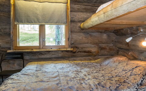 Ukkohermanni: Holz, Schlafzimmer, Bettdecke, Linens, Bedding, Bett, Fussboden, Interior Design, Möbel, Zimmer