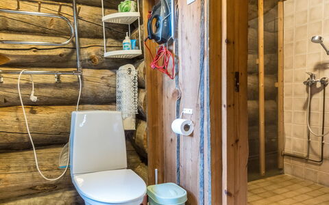 Ukkohermanni: Holz, Flooring, Armatur, Fussboden, Interior Design, Toilleten Sitz, Decke, Zimmer, Installation, Badezimmer