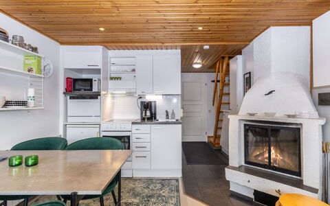 Kyllinilo: Holz, Interior Design, Decke, Möbel, Flooring, Zimmer, Küche, Fussboden, Zuhause, Beleuchtung