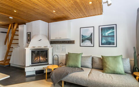 Kyllinilo: Möbel, Interior Design, Flooring, Couch, Holz, Fussboden, Decke, Zimmer, Wohnzimmer, Holzboden