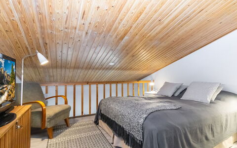 Kyllinilo: Interior Design, Möbel, Flooring, Bett, Fussboden, Schlafzimmer, Holz, Decke, Zimmer, Bedding