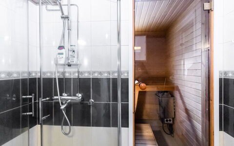 Kyllinilo: Flooring, Armatur, Fussboden, Dusche, Badezimmer, Duschkopf, Installation, Interior Design, Duschtür, Fliese