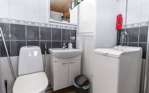 Kyllinilo: Armatur, Toilleten Sitz, Flooring, Sinken, Fussboden, Toilette, Badezimmer, Zapfhahn, Interior Design, Installation