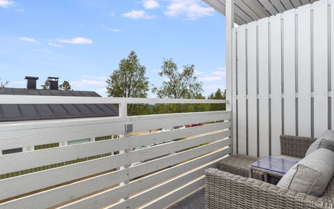 Kyllinilo: Verbundwerkstoff, Wohnung, Balkon, Deck, Abstellgleis, Geländer, Daylighting, Schatten, Hartholz, Planke