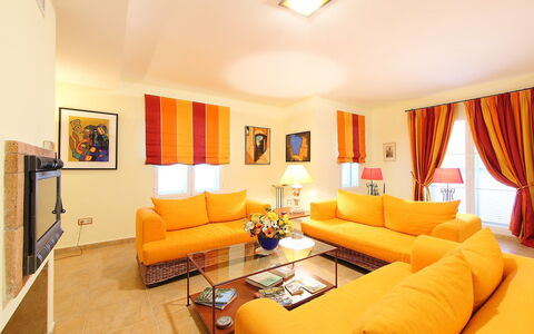 Villa Orquideas: Zimmer, Wohnzimmer, Interior Design, Eigentum, Möbel, Orange, Gelb, Gebäude, Tabelle, Decke