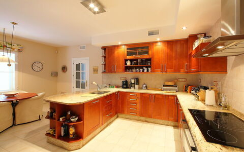 Villa Orquideas: Countertop, Eigentum, Zimmer, Cabinetry, Möbel, Küche, Gebäude, Interior Design, Decke, Fussboden