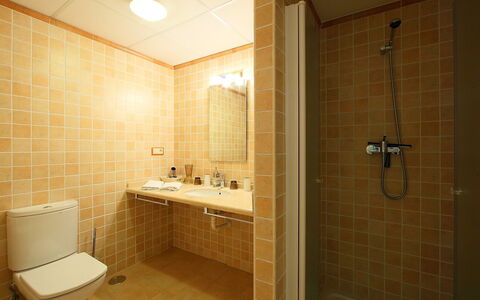 Villa Orquideas: Badezimmer, Eigentum, Zimmer, Fliese, Wand, Interior Design, Die Architektur, Armatur, Grundeigentum, Fussboden