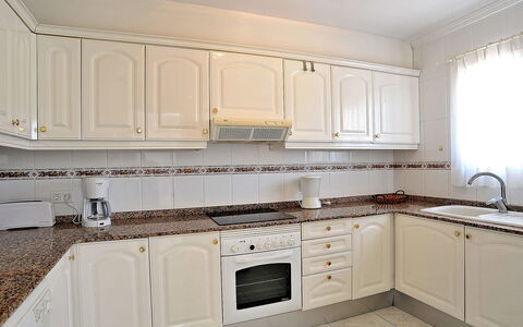 Montemar: Countertop, Zimmer, Cabinetry, Eigentum, Möbel, Küche, Sinken, Interior Design, Fliese, Fussboden