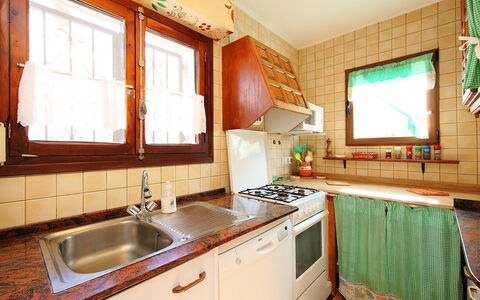 El Nido de Luisa: Eigentum, Zimmer, Countertop, Küche, Sinken, Cabinetry, Möbel, Grün, Gebäude, Interior Design